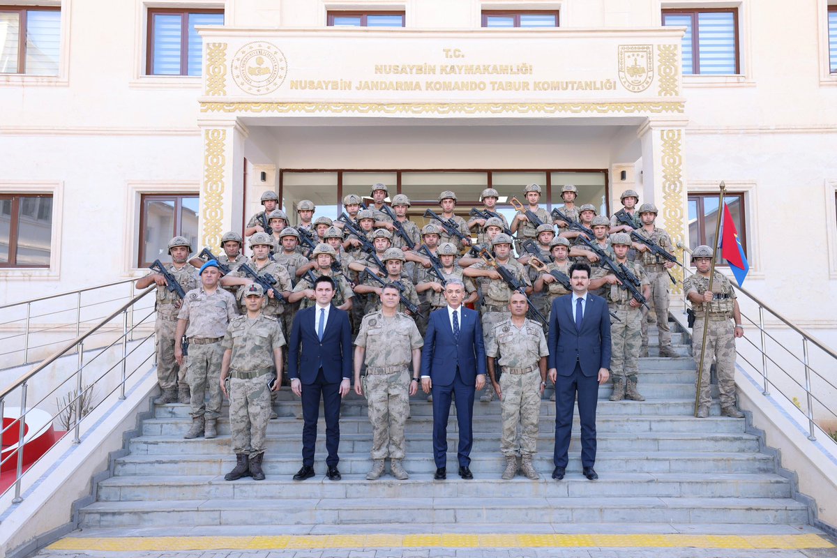 📍Nusaybin Jandarma Komando Tabur Komutanlığı

Valimiz Sayın <a href="/tuncay_akkoyun/">Tuncay Akkoyun</a> ;
Nusaybin Kaymakamı Evren Çakır, Vali Yardımcısı Hasan Kurt, İl Jandarma Komutanı Yardımcısı J. Albay Şefik Kolat ve beraberindekiler, Nusaybin Jandarma Komando Tabur Komutanlığını ziyaret ettiler.