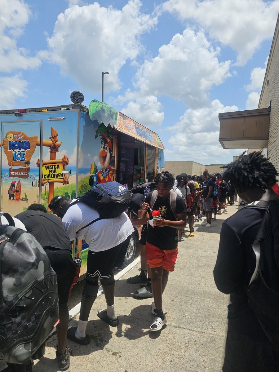 TheHillTTHLFB's tweet image. Summer workouts in Cedar Hill TX. We work hard in the heat, then we cool off!!