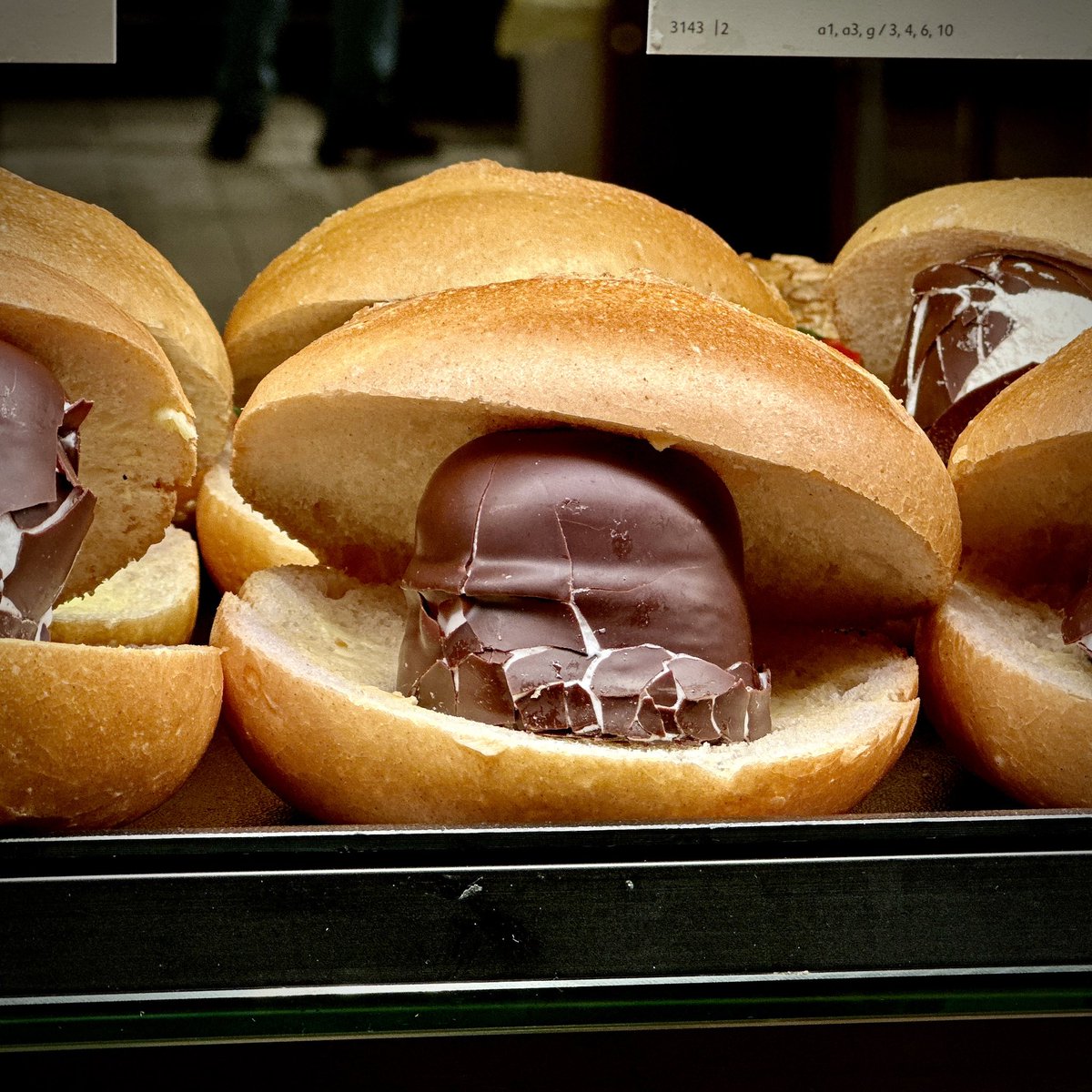 Klare Klara (@gequassel) on Twitter photo Ich finde, wir müssen auch mal über wichtige Dinge reden.☝️🥯 Ich finde, wir müssen auch mal über wichtige Dinge reden.☝️🥯