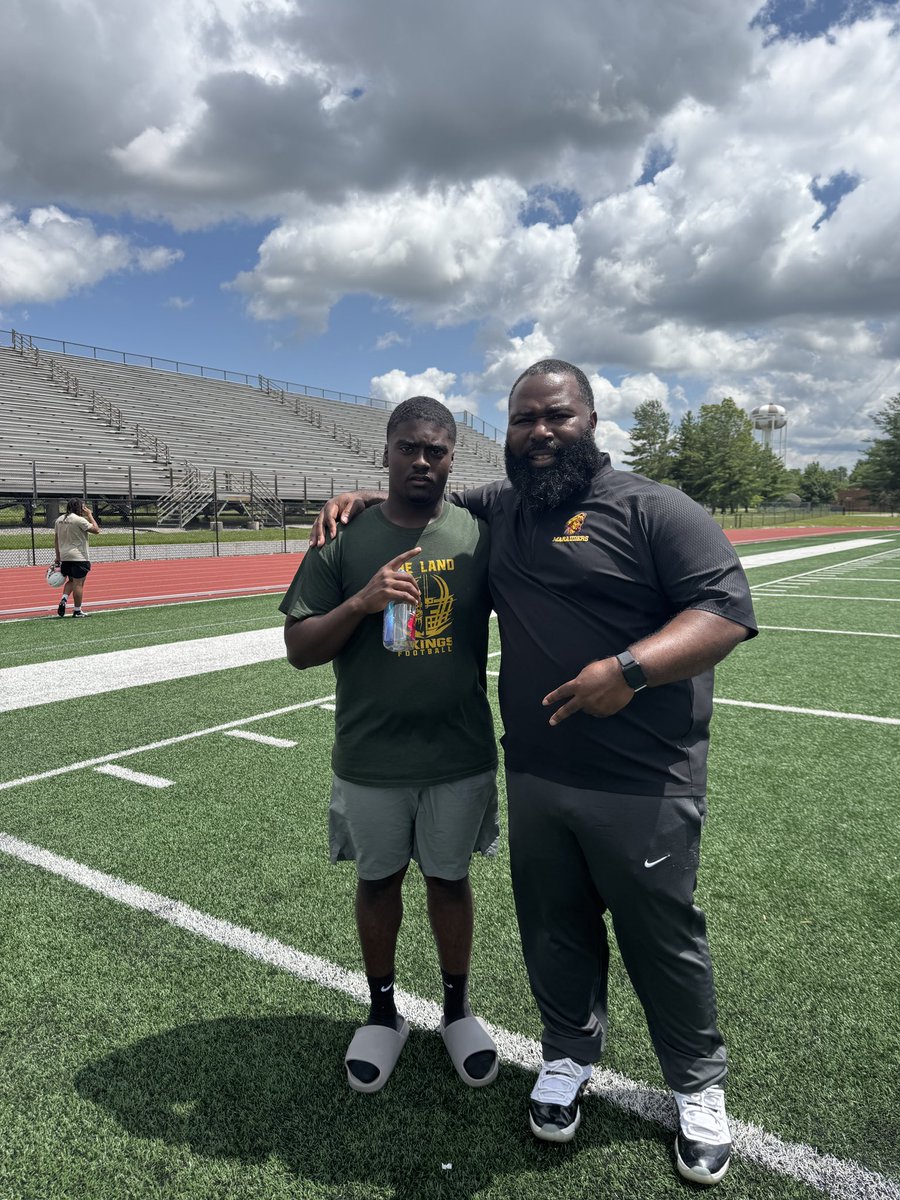 Mahari_Bowles's tweet photo. I just wanted to thanks @CoachJamesLee for personally inviting for @GO_MARAUDERS football camp. I had a great time working and improving in a different environment. https://t.co/JdqbQOX3rl