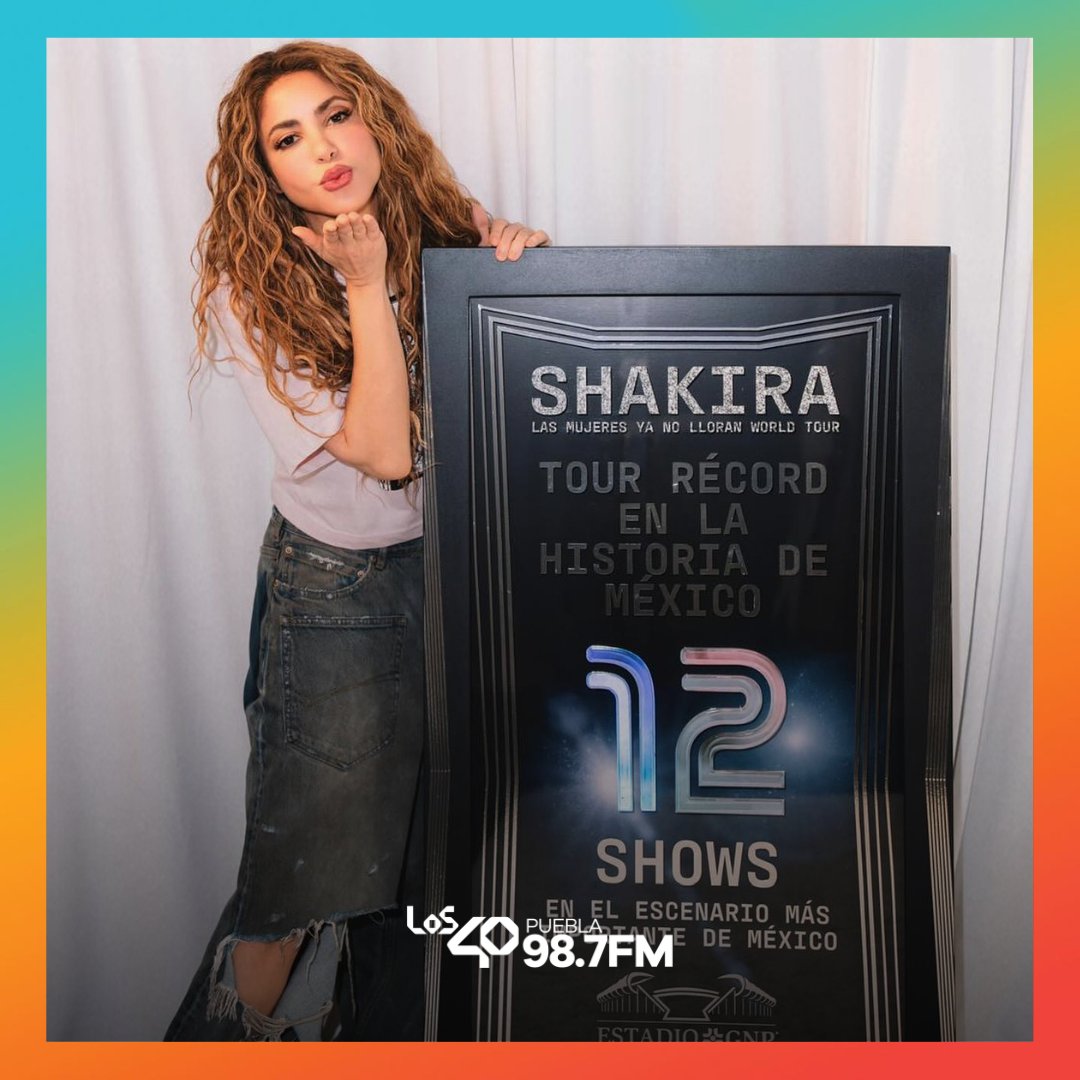 #Shakira posando con su placa por el récord de su tour haciendo historia en México con 12 shows en el Estadio GNP. 📷
.
.
.
#Los40Puebla987FM #TodaLaActitud #Shakira #conciertos #record #tendencias #viral