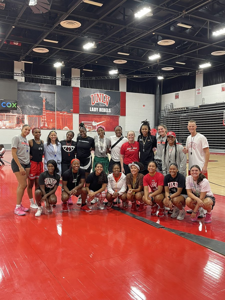 UNLVLadyRebels's tweet image. Big thank you and shout out to @nnekaogwumike for stopping by today 🏀🌩️❣️