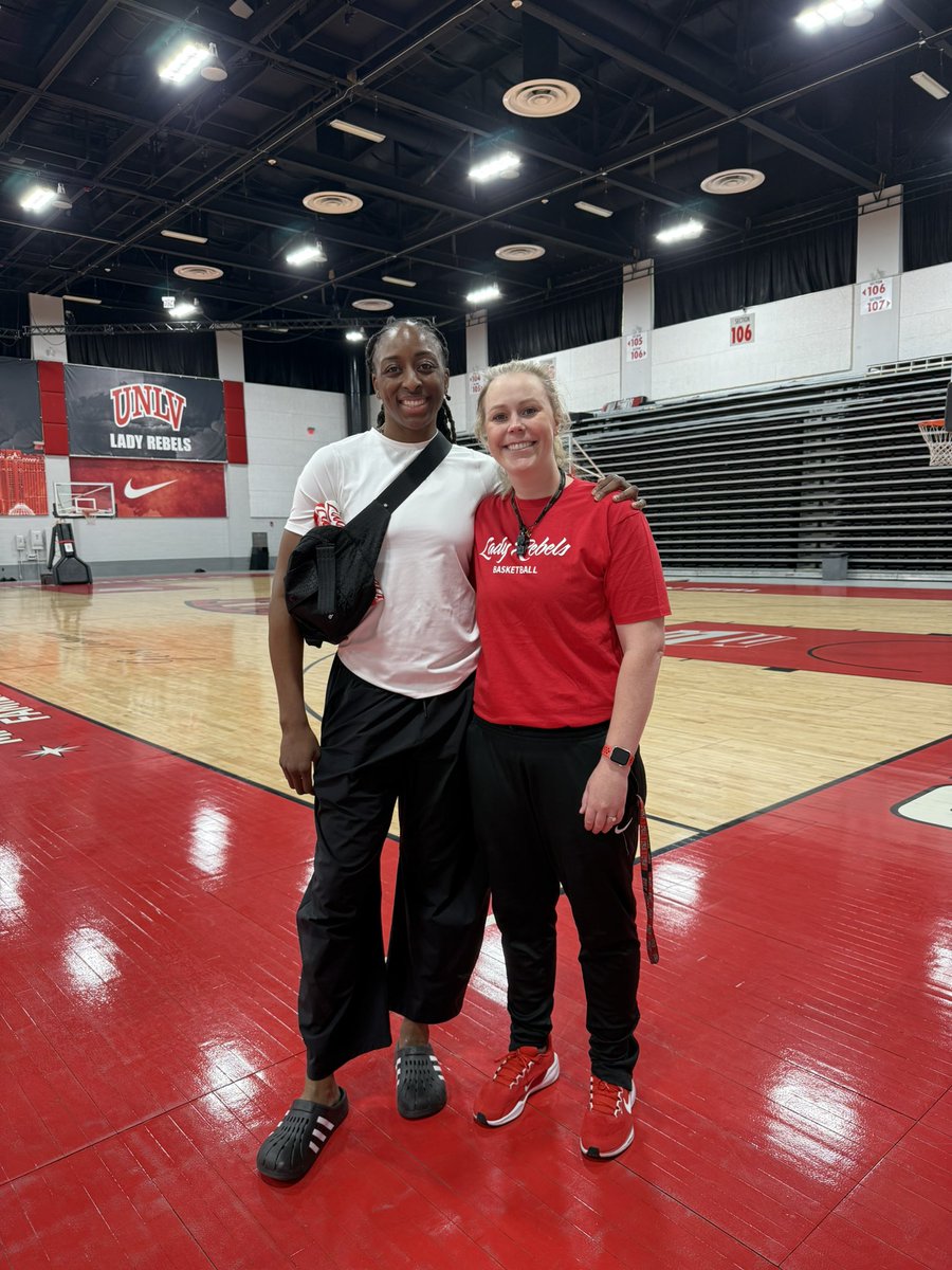 UNLVLadyRebels's tweet image. Big thank you and shout out to @nnekaogwumike for stopping by today 🏀🌩️❣️