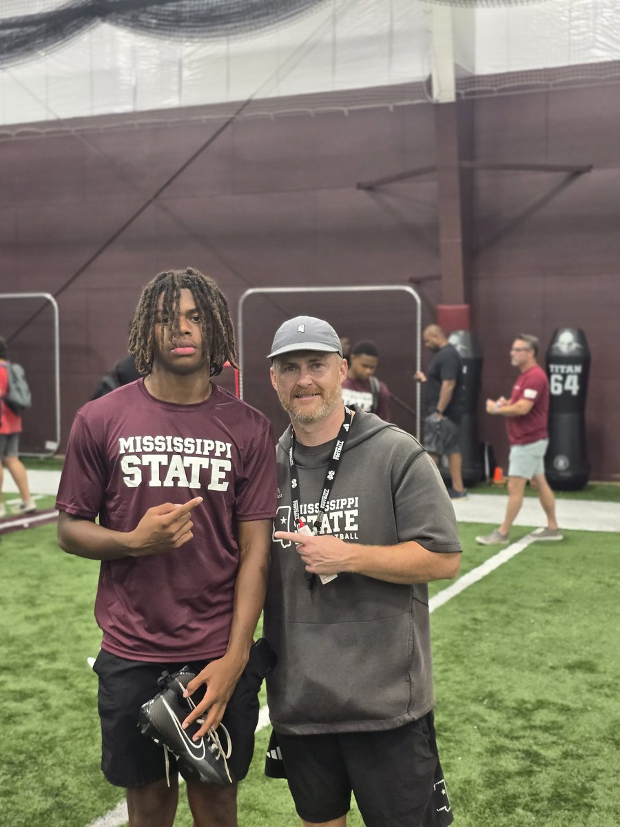 JPG3_'s tweet image. We get to know the DB and Safety Coaches. Where you want me Coach. You got options! @CoachMattBarnes Thanks for all the tips today!!! #DB