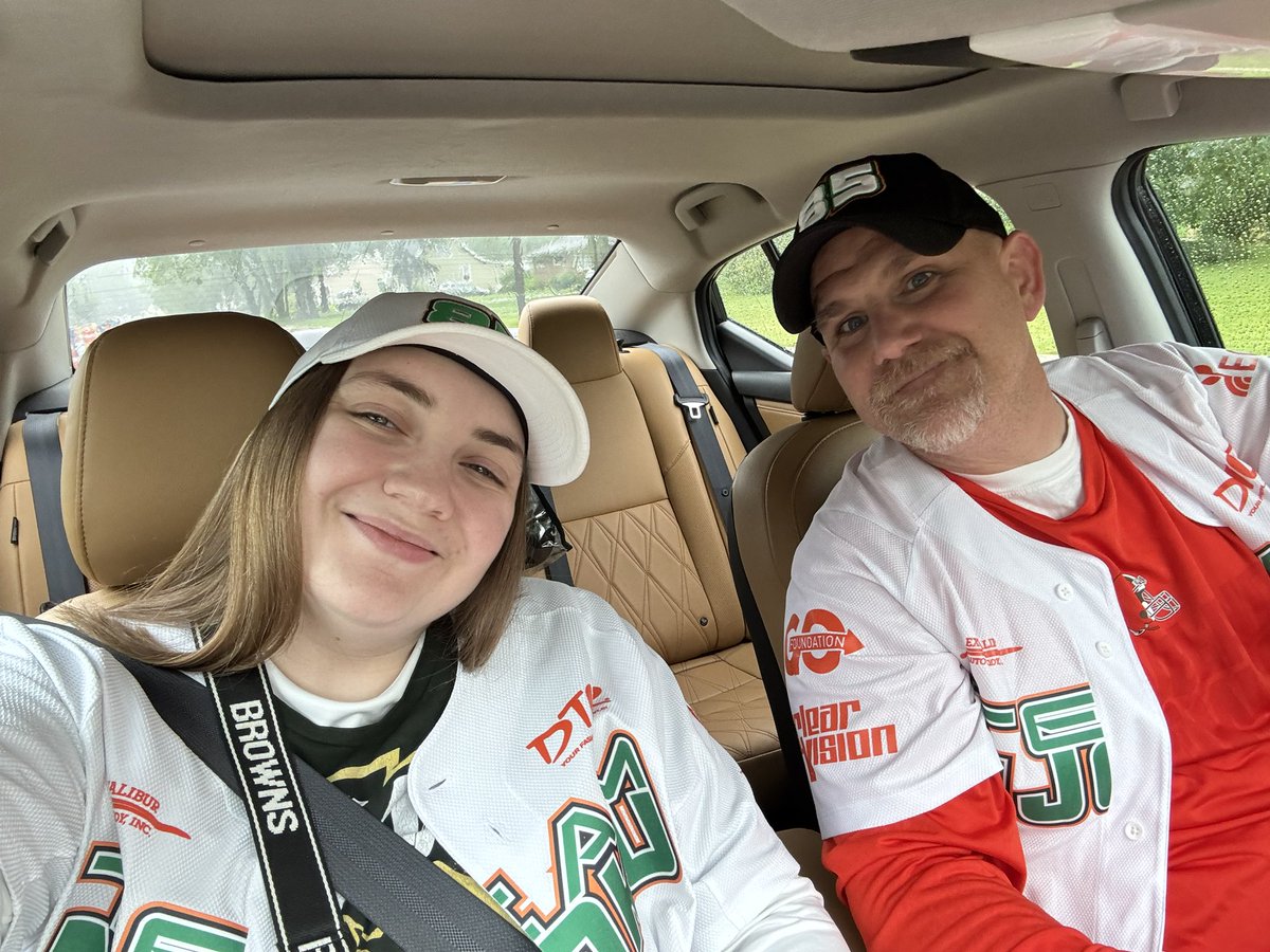 GinaT14_'s tweet image. Put us in coach! On the way to the @LCCaptains stadium for the @DN85Softball game! @cvfanexp_
