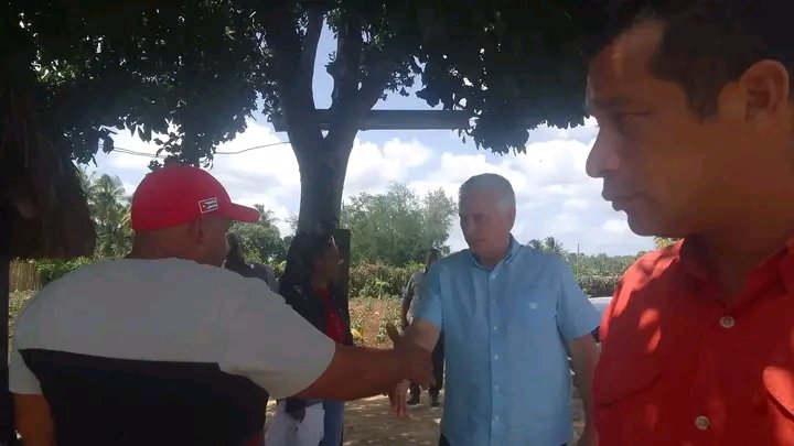 El Primer Secretario del <a href="/PartidoPCC/">Partido Comunista de Cuba</a> y Presidente de la República ,<a href="/DiazCanelB/">Miguel Díaz-Canel Bermúdez</a> , visitó en #Guáimaro #Camagüey ,el proyecto de desarrollo local Rincón del Lago de Lier Borrero Reyna y Ana María Fernández González .
#PorCamagüeyTodo
#UnidosPorCuba #XPlenoPCC