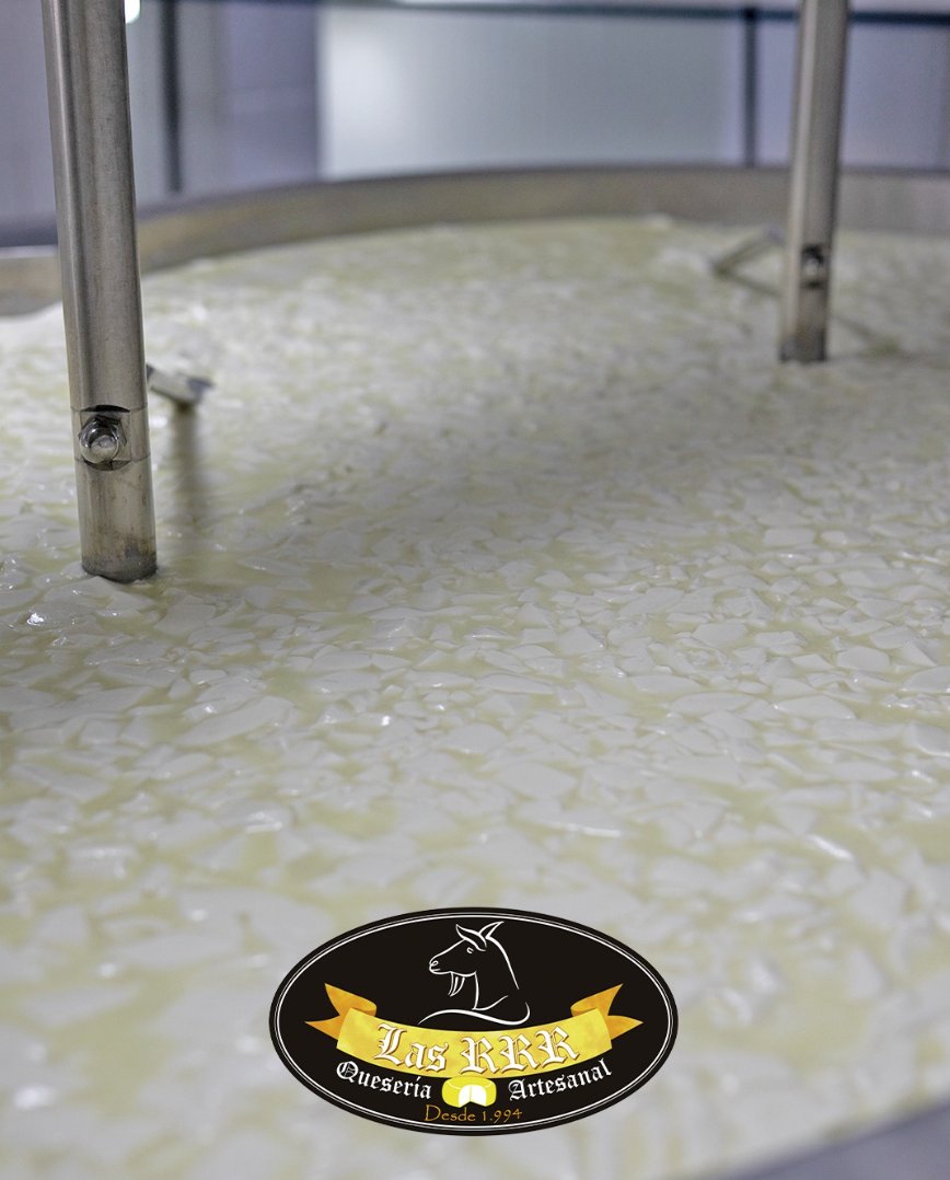 El inicio del sabor
Ese momento en el que los ingredientes se unen para dar forma a nuestros quesos artesanos. Porque todo gran queso comienza con una buena cuajada.

🧀𝐐𝐮𝐞𝐬𝐞𝐫𝐢́𝐚 𝐚𝐫𝐭𝐞𝐬𝐚𝐧𝐚𝐥 𝐋𝐚𝐬 𝐑𝐑𝐑, 𝐃𝐄𝐒𝐃𝐄 𝟏𝟗𝟗𝟒.
🔗 queserialasrrr.com