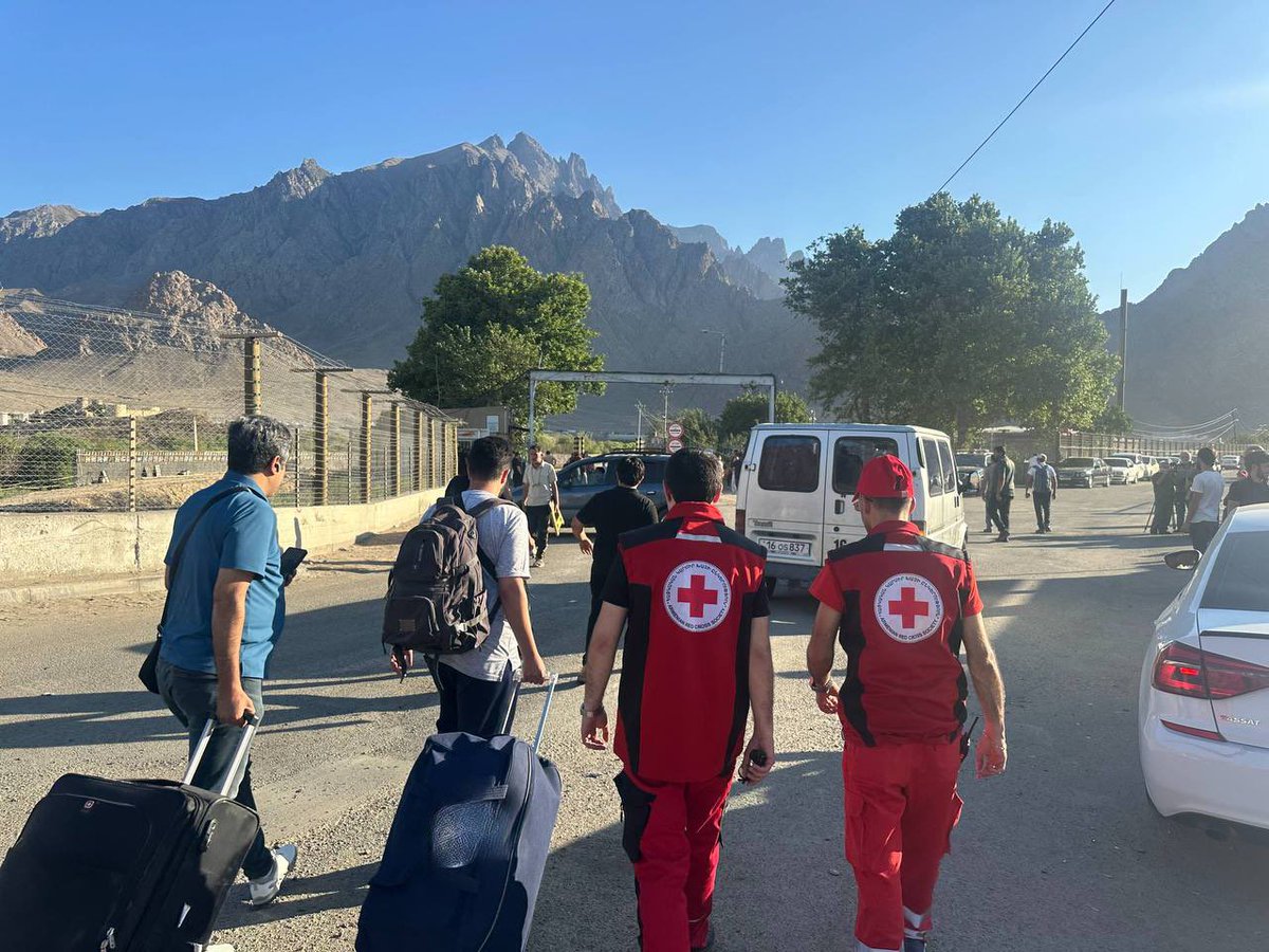 The Armenian Office of the Red Cross has opened a first aid station in Agarak this morning for citizens arriving from Iran.

According to Red Cross staff members, the arrivals include both foreigners and Armenians. They are being provided with necessary medical assistance after