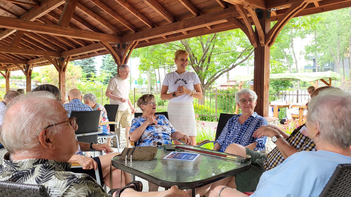 VSchmaltzCAQ's tweet image. Quel bonheur de retrouver les résidents de la Résidence Le Marronnier pour célébrer leur 30e anniversaire ainsi que la Fête nationale! Merci pour votre accueil si généreux et votre énergie contagieuse - c'est toujours un plaisir d'être parmi vous. À bientôt!