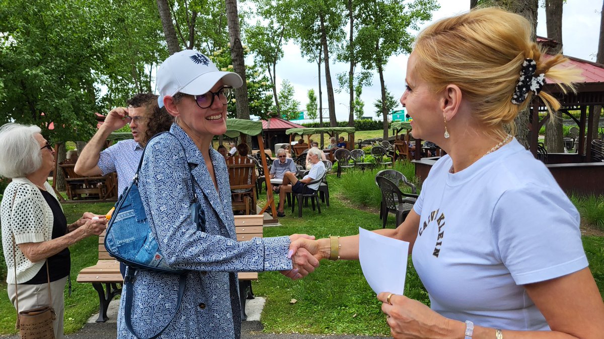 VSchmaltzCAQ's tweet image. Quel bonheur de retrouver les résidents de la Résidence Le Marronnier pour célébrer leur 30e anniversaire ainsi que la Fête nationale! Merci pour votre accueil si généreux et votre énergie contagieuse - c'est toujours un plaisir d'être parmi vous. À bientôt!