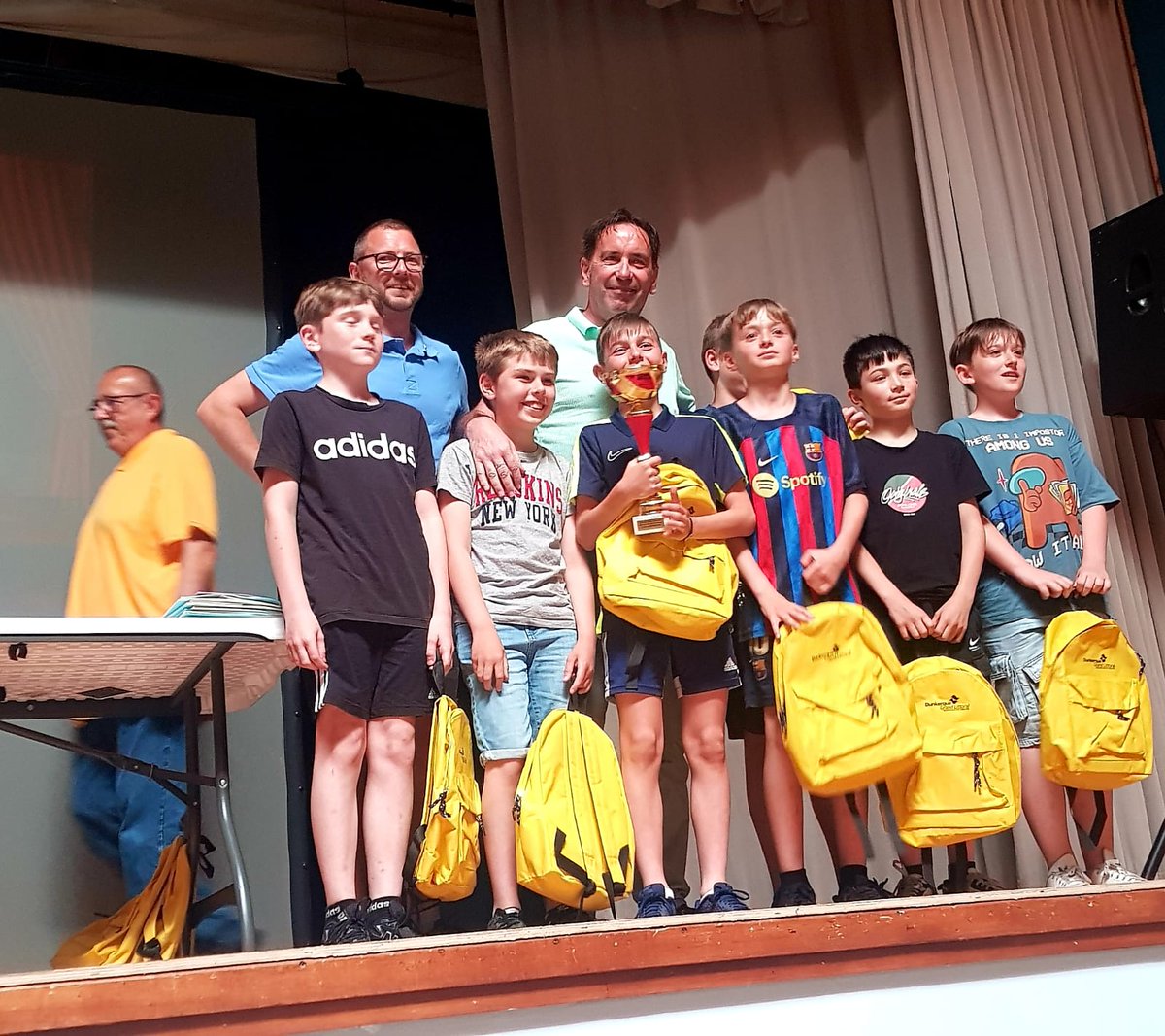 Sony CLINQUART (@sony_clinquart) on Twitter photo Cérémonie des récompenses aux classes du collège Monnet de Grand Fort Philippe ce soir depuis la salle des fêtes
L'occasion de saluer les élèves, l'équipe éducative d'un collège formidable et les parents d'élèves
Coeurs vaillants!
Bravo !
<a href="/departement59/">Département du Nord</a> Cérémonie des récompenses aux classes du collège Monnet de Grand Fort Philippe ce soir depuis la salle des fêtes
L'occasion de saluer les élèves, l'équipe éducative d'un collège formidable et les parents d'élèves
Coeurs vaillants!
Bravo !
<a href="/departement59/">Département du Nord</a>
