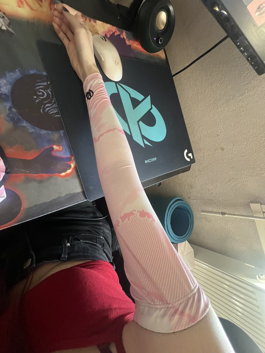 Tatsuky69's tweet image. J’ai enfin reçu mon super maillot @KarmineCorp et ma manchette 😍
Ça change de ma manchette d’avant , le tissu est vraiment incroyable. 
Il va falloir que je remonte sur Valo maintenant 😭 
#kcorp #karminecorp