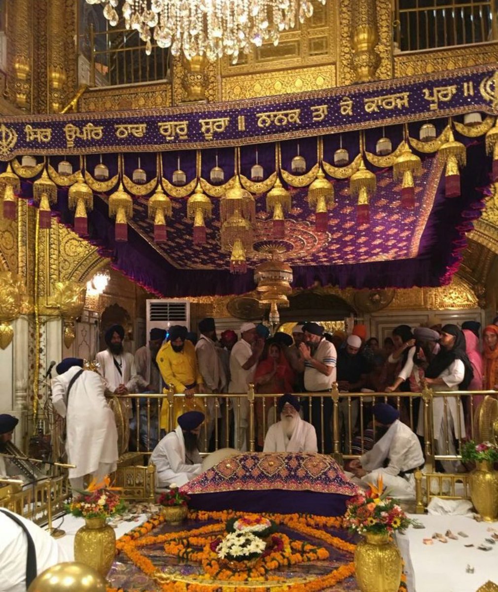ਬੇਦ ਪੁਰਾਨ ਸਿੰਮ੍ਰਿਤਿ ਮਹਿ ਦੇਖੁ ॥
ਸਸੀਅਰ ਸੂਰ ਨਖ੍ਹਤ੍ਰ ਮਹਿ ਏਕੁ ॥
ਬਾਣੀ ਪ੍ਰਭ ਕੀ ਸਭੁ ਕੋ ਬੋਲੈ ॥
ਆਪਿ ਅਡੋਲੁ ਨ ਕਬਹੂ ਡੋਲੈ ॥

 ਵਾਹਿਗੁਰੂ ਜੀ 🙏😇