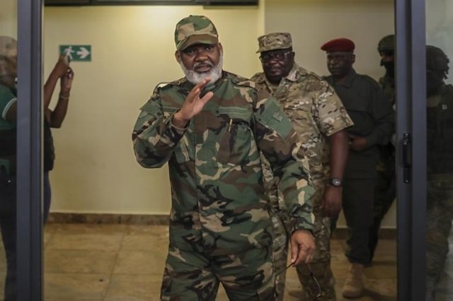 L’AFC de Corneille Nangaa, c’est l’histoire de l’UNITA de Jonas Savimbi, selon un « expert » de Tshisekedi. 

Preuve? Ils ont la meme barbe 😂

Cher ami, ce que tu n’as pas pu accomplir avec tes armes, comment comptes-tu le faire avec tes larmes ?

Tu ne comprends pas la citation