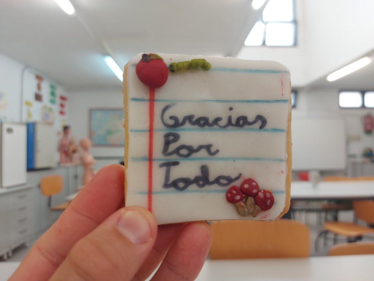 Final de curso. Regalos para arriba, regalos para abajo y yo feliz de escuchar un simple "gracias", porque en nuestro trabajo diario l@s docentes ponemos mucho y para mí ser visible y reconocido con gratitud es el mejor regalo que puedo recibir de mi alumnado. Gracias a ell@s.