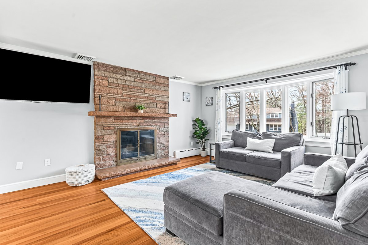 MikeHughesTeam's tweet photo. 3 Bedroom, 2.5 Bathroom, 2-car Garage, Two Fireplaces, Corner Lot, Move-in Ready ... Don't wait! 40 Chase Rd., Marlborough, MA
https://t.co/Gfh7yz5tIB https://t.co/3IvGgXgxib