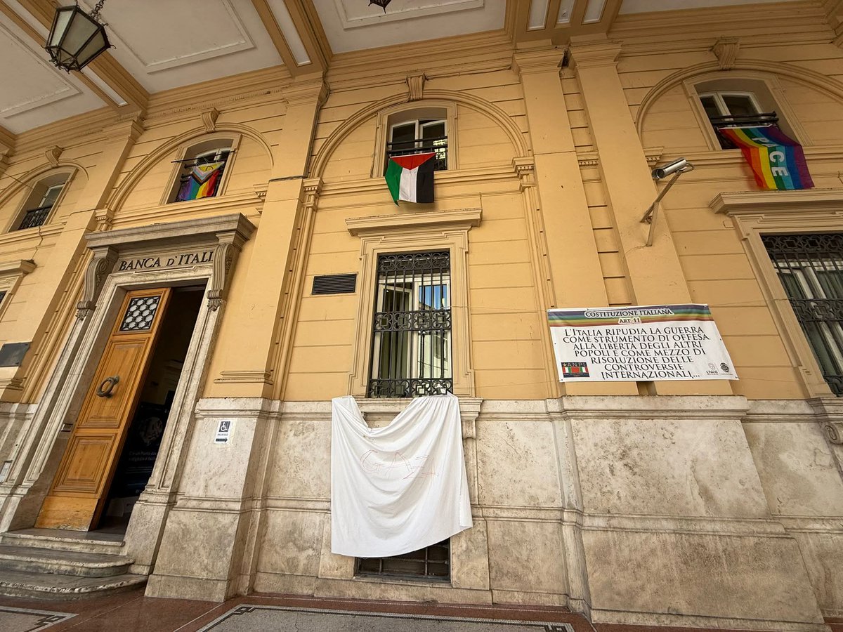 Il Comune di Chieti espone la bandiera della Palestina e un lenzuolo bianco per Gaza. Non c'è una bandiera dell'Italia. Non c'è quella dell'Ucraina, che da oltre 3 anni lotta contro l'invasione della Russia. Non c'è quella di Israele. C'è solo un mare di vergognosa ipocrisia