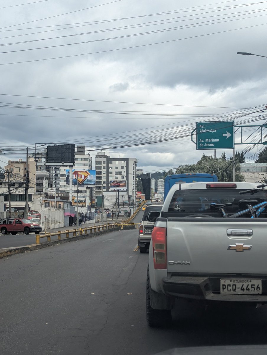 gracesmantilla's tweet photo. @AMT_Quito por qué rayos cierran el puente a plena hora de almuerzo??? Que les pasa!!! https://t.co/sTVfl9eEPU