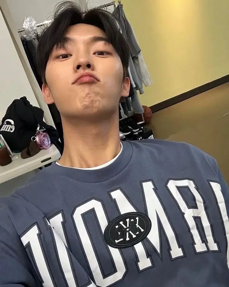 tokkibrie's tweet photo. college boyfriends shse (everyone wants them) (but they kiss each other) https://t.co/ieMnEN3KHF