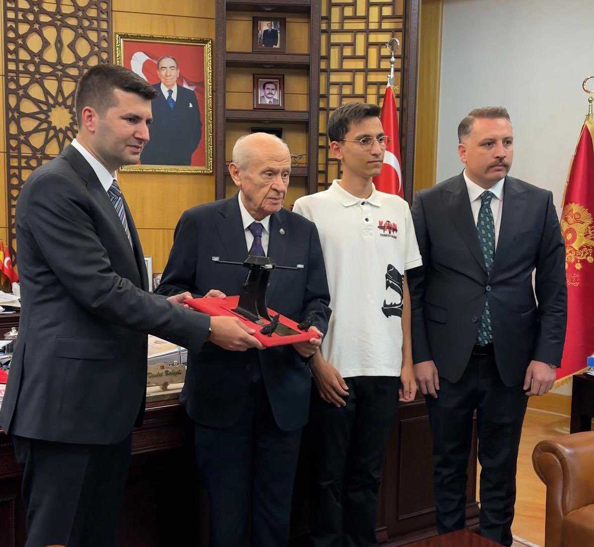 TmrOsmanagaoglu's tweet photo. Ülkü Ocakları ‘nca geliştirilen “TÜRKHAN” İHA prototipinin,isim babası Liderimiz Sn.Devlet Bahçeli’ye takdimi büyük bir gururdur.

24-26 Haziran’da ABD/Washington DC’de ülkemizi temsil edecek Ülkücü gençlerimizi tebrik ediyor, başarılar  diliyorum.

Var olsun Ülkü Ocakları! 🇹🇷 https://t.co/hpEaQa9GOs