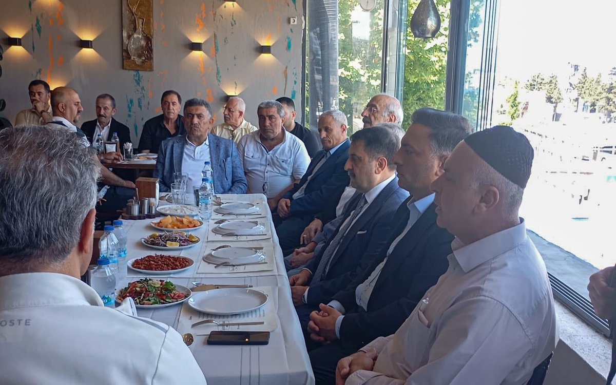 Bugün #İstanbul'da, Sayın Ferhat Dağ kardeşimle birlikte bir süredir aralarında husumet bulunan iki kıymetli ailemizi aynı sofrada buluşturmanın huzurunu yaşadık.

Barış, sadece iki aile arasında değil, toplumun tamamında yankı bulması gereken bir erdemdir. Bizim kültürümüzde