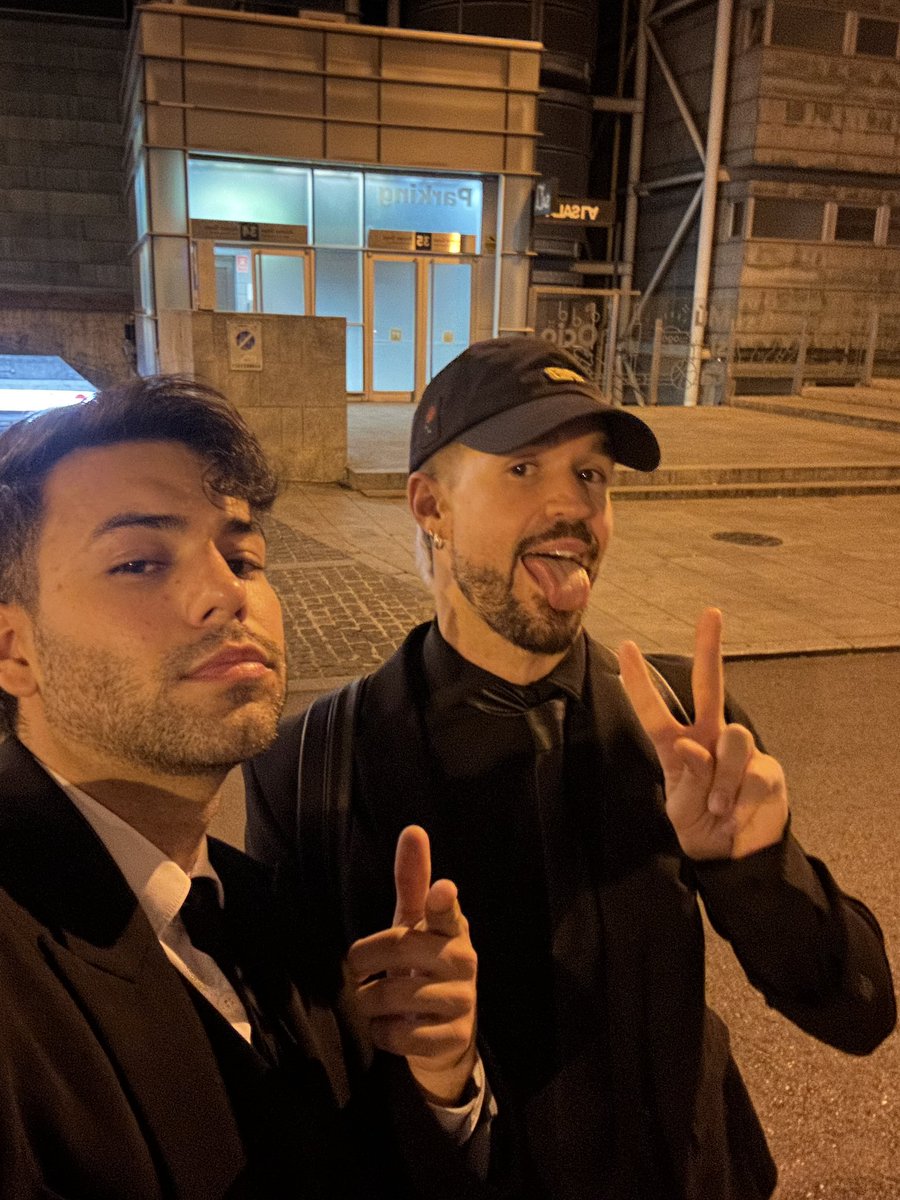 Anoche. 3am. Últimos preparativos para el  concierto de MAÑANA!! 

MADRIDDDDDDD NOS VEMOSSSSS EN NADAAAAA 💜