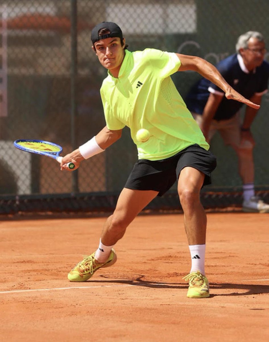 Contrastes en Francia 📊

🇪🇸 Mérida accede a semifinales del #ATPChallenger de Royan tras vencer al suizo Feldbausch por 7-5 6-3 💪 y Santamarta cae ante el también suizo Brunold por 6-4 6-3

📸 Royan Atlantique Open