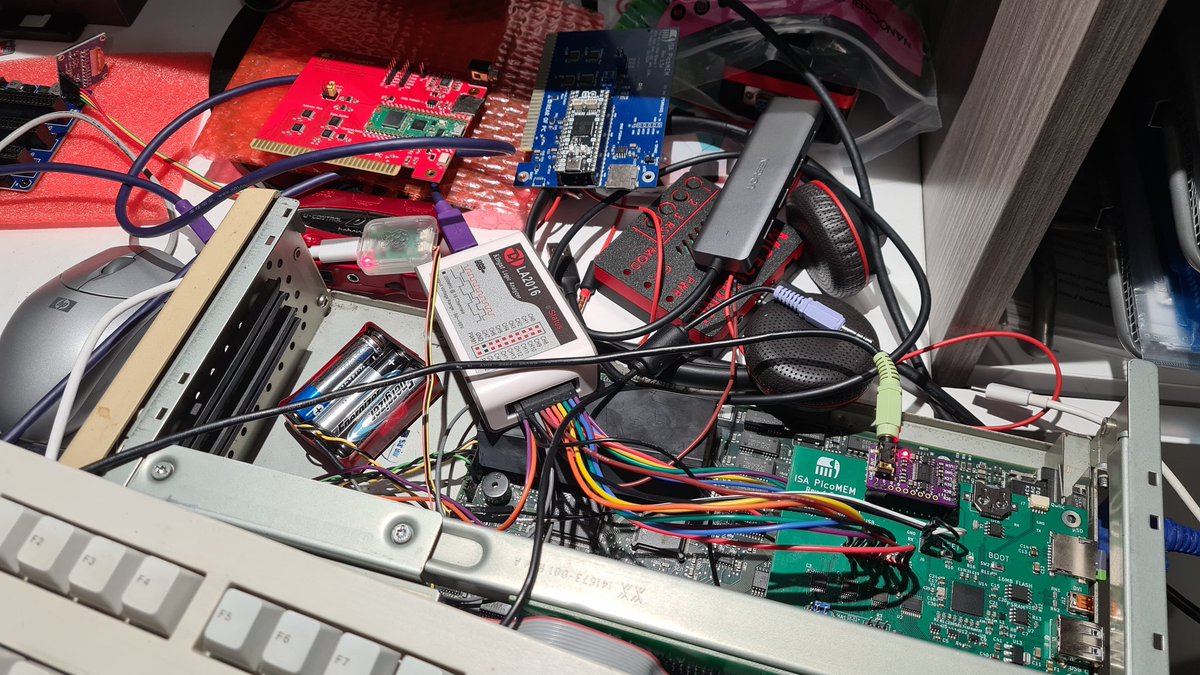 My current #PicoMEM test setup. It's the mess.
With the 3 Almost unique PicoMEM 1.5, 1.3 blue, 1.2 Audio red