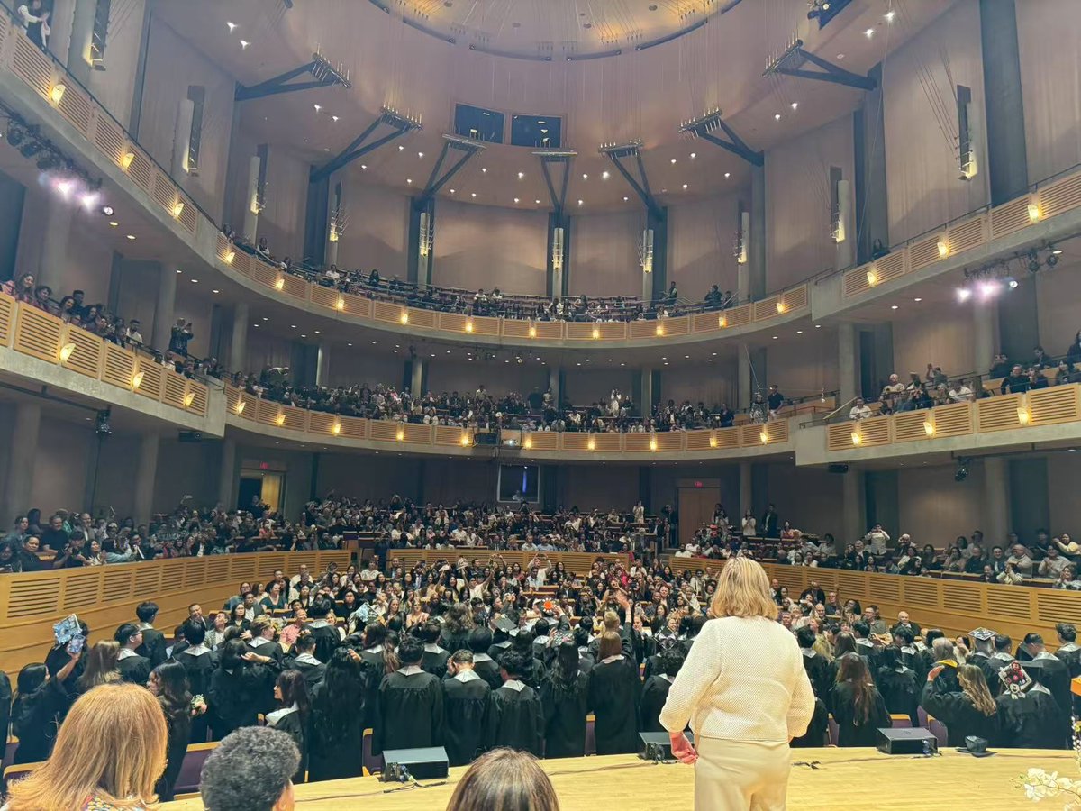 BrightonCol's tweet image. 🎓 Graduation season continues! This time, Brighton College’s Polly Zheng had the honour of presenting the Brighton College Merit Scholarship to ⭐️ Avneet Dadwal at the Cambie Secondary graduation ceremony. 🎉