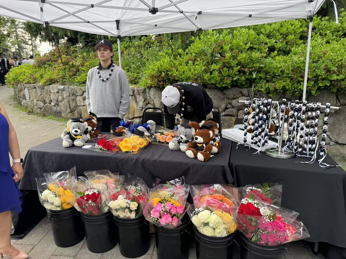 BrightonCol's tweet image. 🎓 Graduation season continues! This time, Brighton College’s Polly Zheng had the honour of presenting the Brighton College Merit Scholarship to ⭐️ Avneet Dadwal at the Cambie Secondary graduation ceremony. 🎉