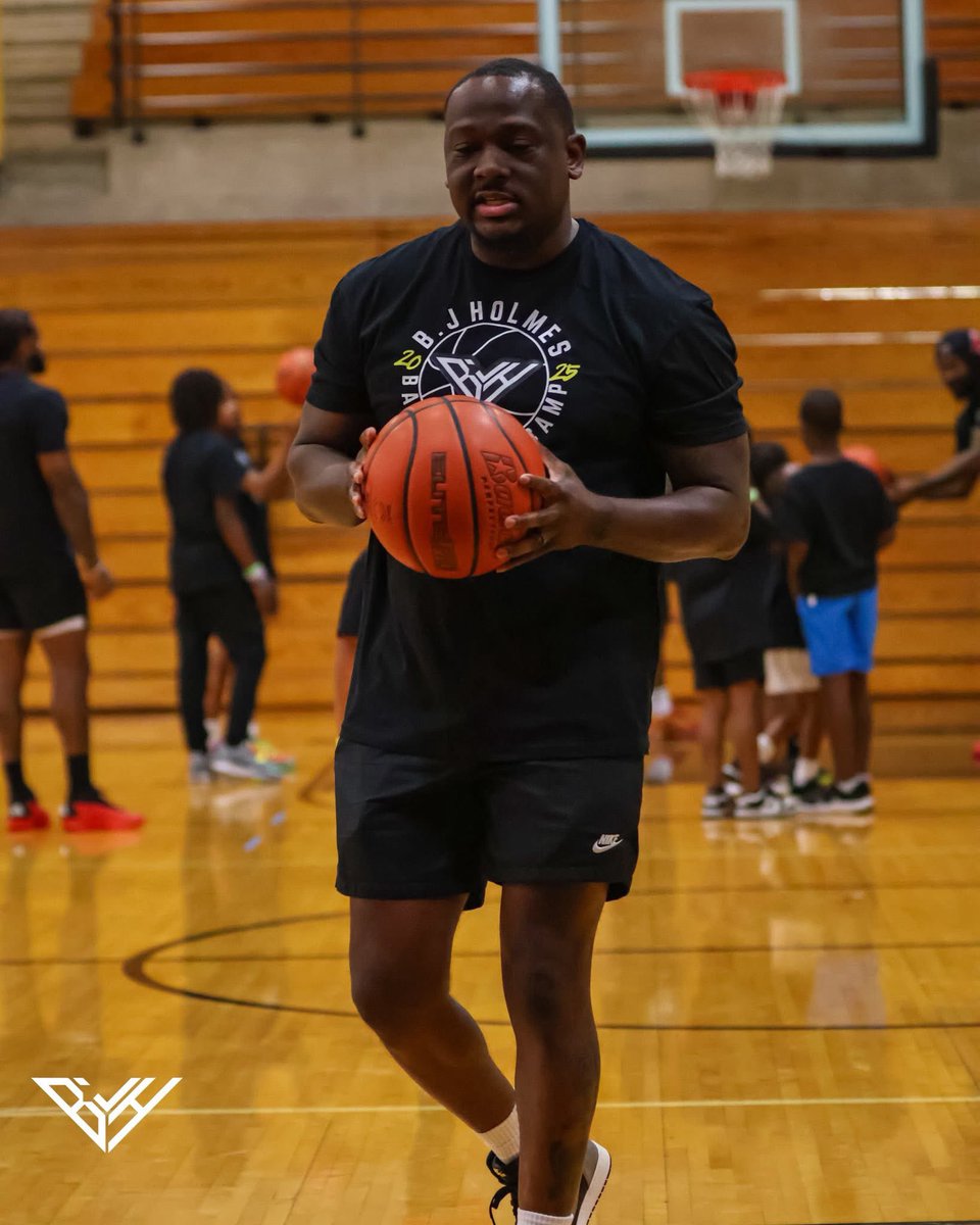 Sdot8990's tweet photo. It was an honor to be apart of your camp and give back to the community that made us @11bjholmes This round ball has helped form at least 70 percent of the meaningful relationships i currently have. @HastingsBB #OnwardAndUpward #Palomino #PHamilyPHirst https://t.co/F8xnI7Nn8Q