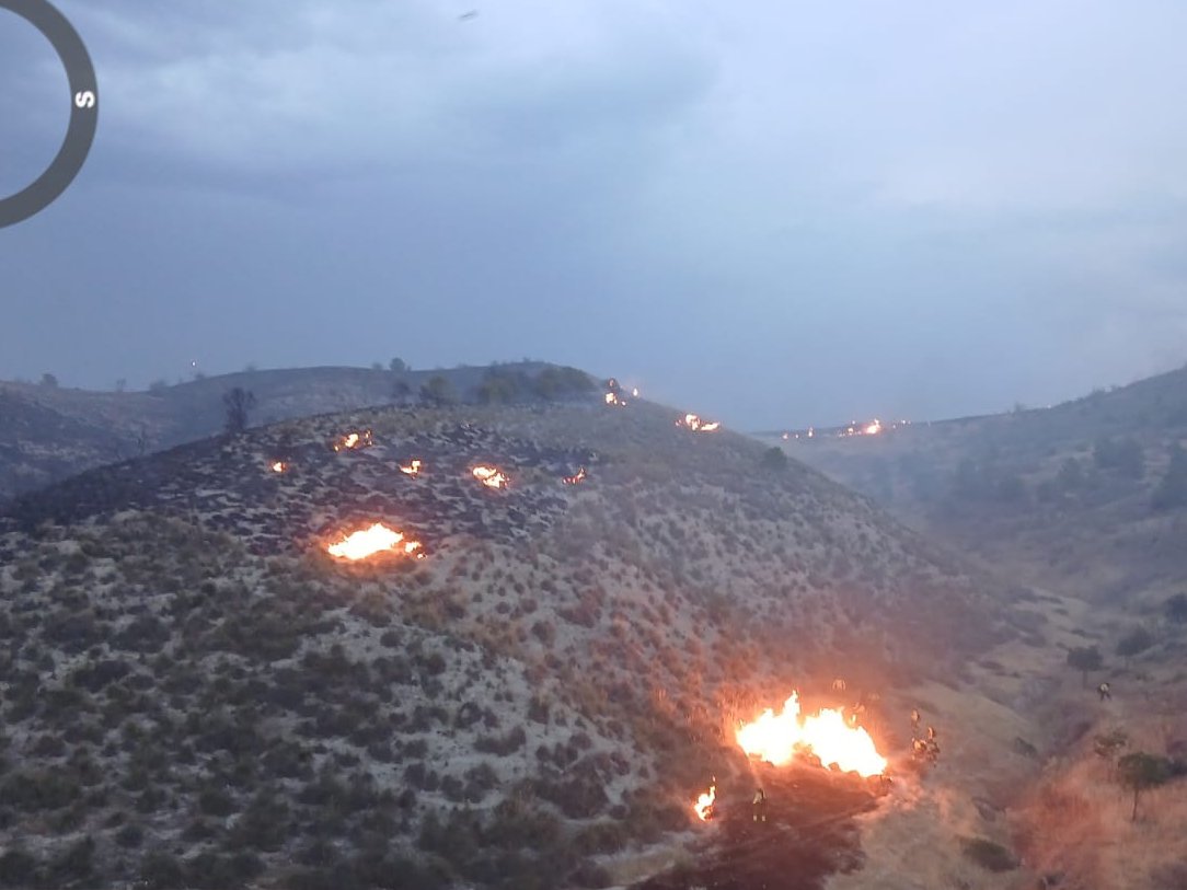🔴 #IFPealDeBecerro, ACTIVO.

ACTUALIZAMOS MEDIOS:
🚁1 pesado, 1 ligero, 2 semipesados 
🛩️2 aviones de carga en tierra
👨‍🚒6 grupos de bomberos forestales, 2 Bricas, 2 #AAMM, 4 #TOP 
🚒3 autobombas
🚑UMIF
📡UMMT