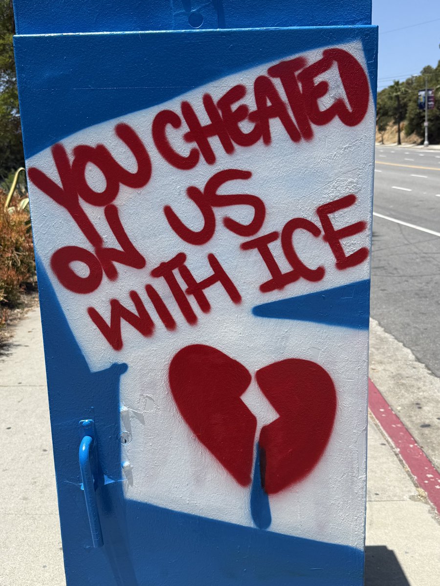 hearinladotcom's tweet photo. Hear at Chavez Ravine where the signs are telling https://t.co/kODQBThAiL
