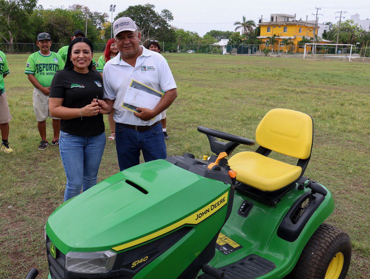 MANTENEMOS ESPACIOS DEPORTIVOS DIGNOS EN BENEFICIO DE LAS FAMILIAS: BLANCA MERARI

La presidenta municipal de Puerto Morelos entregó a la Dirección General del Instituto del Deporte equipamiento para la poda de los campos deportivos en el municipio 

Cinco espacios deportivos