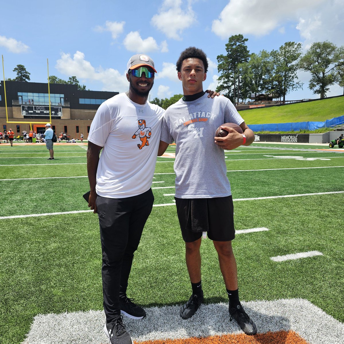 ElijahPinnick's tweet image. #AGTG! Had a great time @BearkatsFB Camp!
@znpatterson @A_B_Williams26 @CoachKadum @CoachPhilLongo 🤝
@CarlosLynn @CoachHill17 @CoachFishII @Recruit_Crowley @CTownEaglesFB @CoachRJ_007 @Marchen44 @JButler_210 @PrepRedzoneTX @TXTPShow @TheTop5s_ @CoachC_Osunde @CoachJ_O