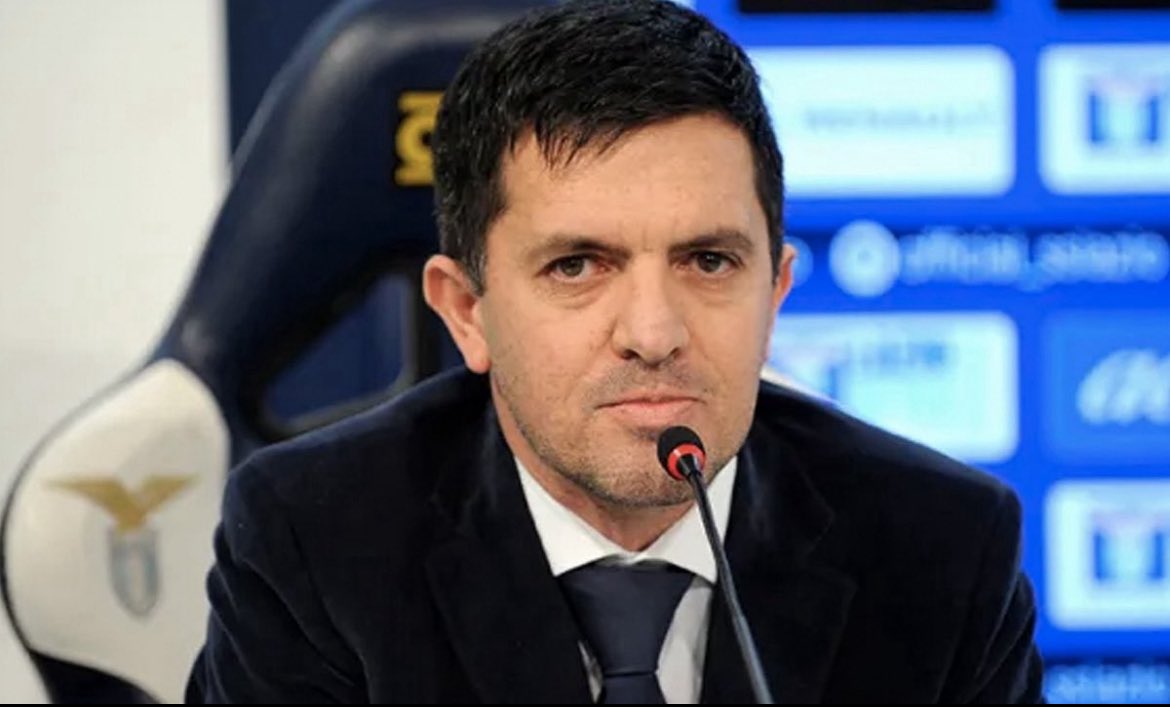 Abbiamo una società che non investe un euro da 21 anni, che sopravvive grazie ai propri tifosi. Ed è l’unica società in Europa senza sponsor.

Il responsabile marketing smentisce le voci che riguardano un nuovo sponsor, così tranquillo, come se fosse tutto normale. 

Mortacci tua