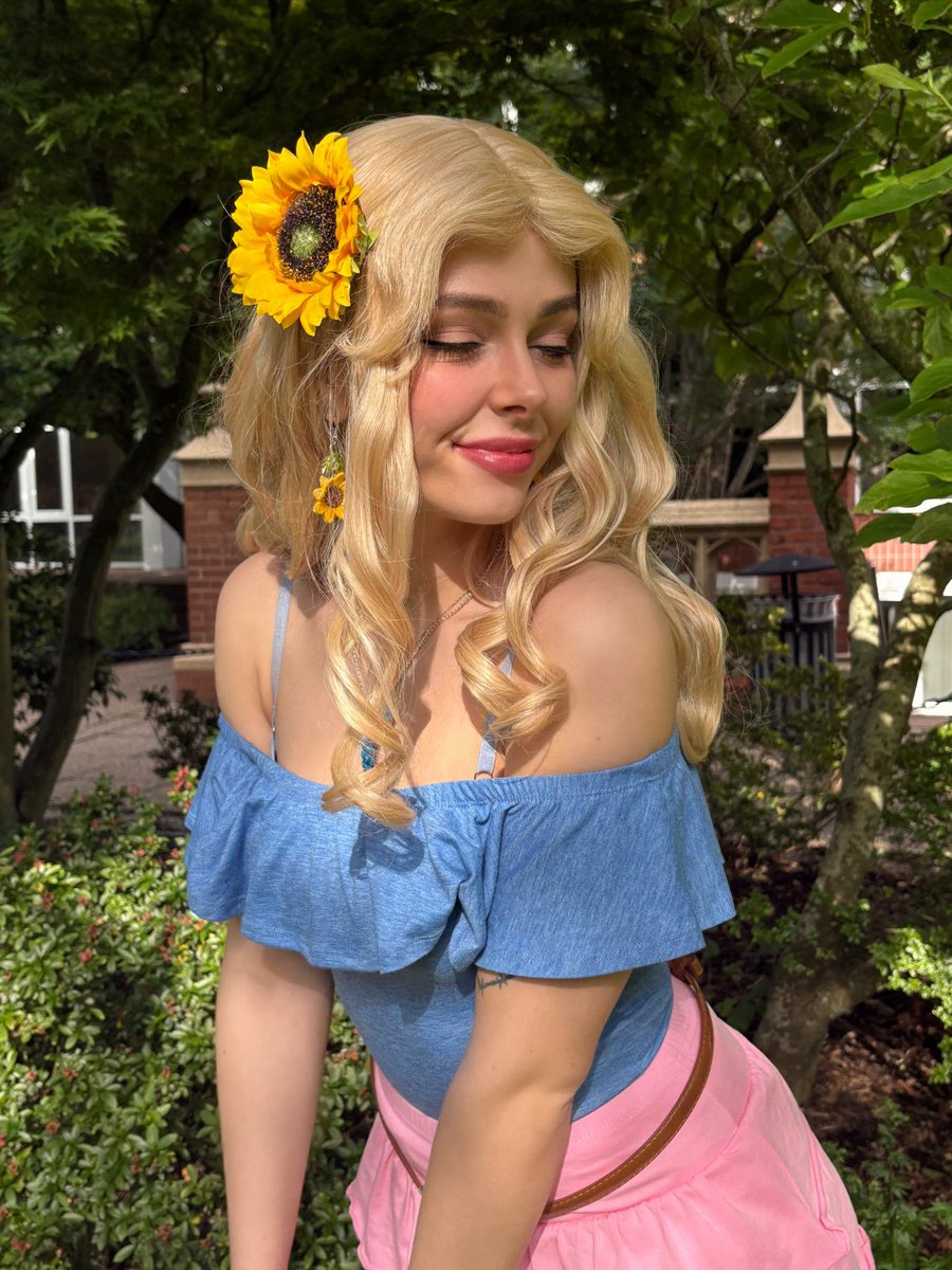 Haley - Stardew Valley 🥥🌻
⠀
#stardewvalley #cosplay #haleycosplay #videogame #gaming #cosplayer