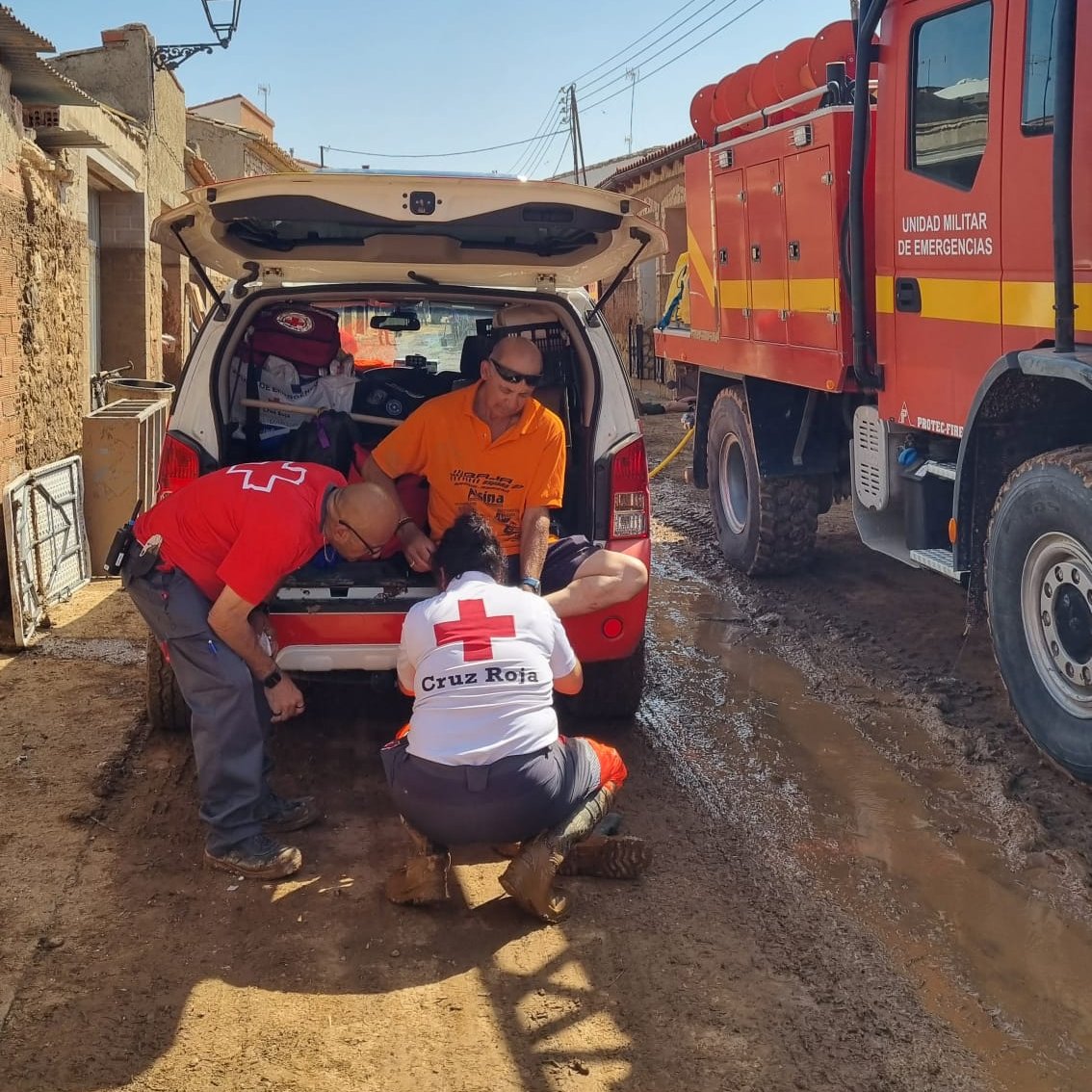 Cruz Roja Española (@cruzrojaesp) on Twitter photo Atención psicosocial, sanitaria, limpieza, reparto de agua, son algunas de las intervenciones que estamos realizando en los pueblos afectados de Aragón.
Vía: <a href="/CruzRojaZgz/">Cruz Roja en Zaragoza</a> Atención psicosocial, sanitaria, limpieza, reparto de agua, son algunas de las intervenciones que estamos realizando en los pueblos afectados de Aragón.
Vía: <a href="/CruzRojaZgz/">Cruz Roja en Zaragoza</a>