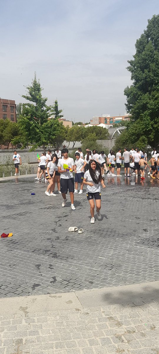 ESO: los alumnos de 3° disfrutan de su Fin de Curso en Madrid Río. Lo han pasado genial con el agua y los juegos 🎉🎊 #colegiorafaelaybarra #colegioconcertadomadrid