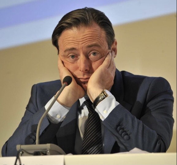 De Wever (N-VA) verdrinkt in Belgisch moeras, ontrouw aan eigen visie en analyse, nl. België is niet te hervormen. Enkel zelfbestuur met volledige fiscale regionale autonomie kan welvaart in Vlaanderen en Wallonië redden.
#brolkabinet
#begrotingzonderbodem
#schuldzonderplafond