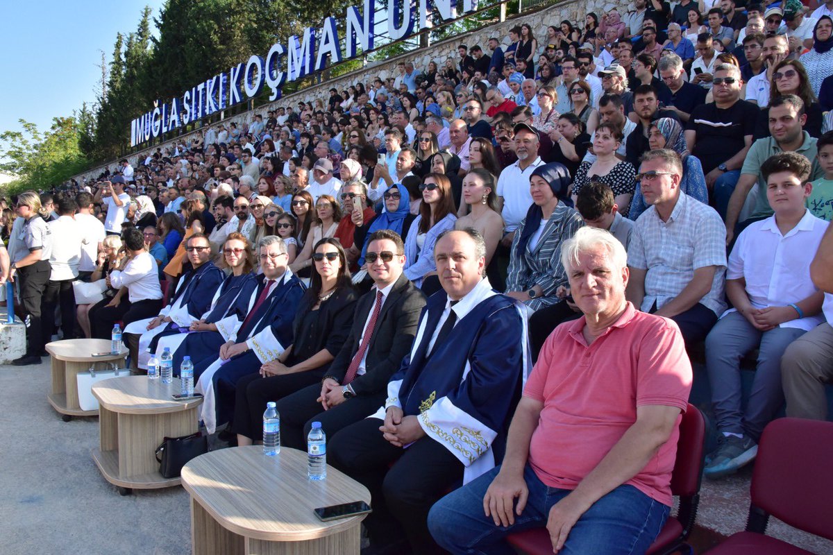 Öğretmen Adaylarımız Mezuniyet Coşkusunu Yaşadı👩‍🎓👨‍🎓

Millî Eğitim Müdürümüz Emre ÇAY, Muğla Sıtkı Koçman Üniversitesi Eğitim Fakültesi’nin mezuniyet törenine katılarak öğretmenlik yolculuğuna ilk adımlarını atan genç mezunlarımızın sevincine ortak oldu.

Törene katılan