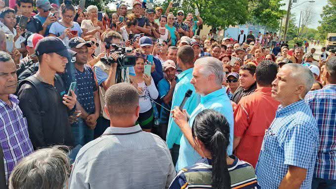 BuenoF_Narcy's tweet photo. Intercambio de nuestro Primer Secretario Miguel Díaz-Canel Bermúdez con el pueblo en #ProvinciaGranma durante su visita hoy.
@DiazCanelB 
@YudelkisOrtizB 
@WalterBG_MES https://t.co/du0GiKU4js