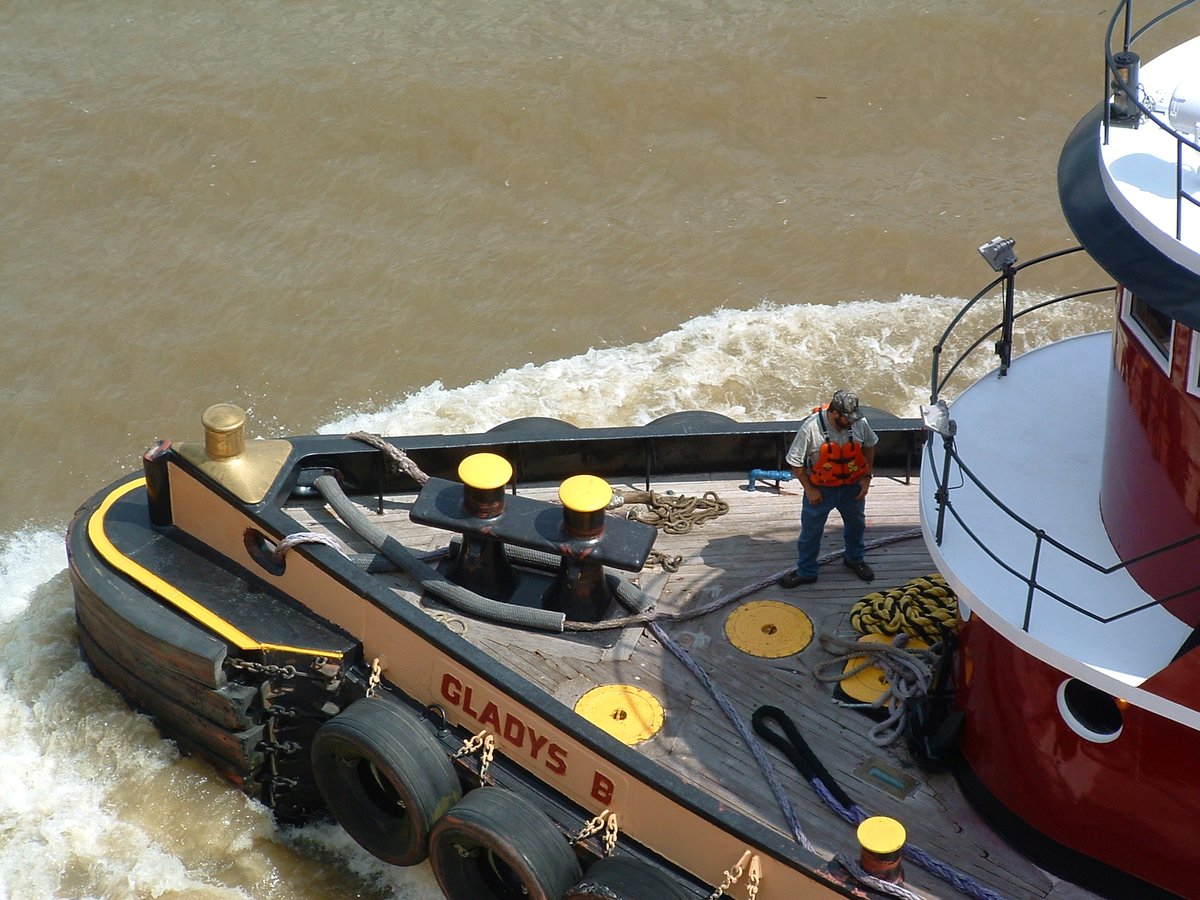 Tugboat GLADYS B. (1937) 🇺🇸
Built in 1937 by Newport News Shipbuilding in Newport News, Virginia, USA (hull no. 366), under the name FM Whitaker, for the Chesapeake and Ohio Railway Company in Richmond, Virginia.

In 1964, the tugboat was acquired by EN Bisso and Son Incorporated