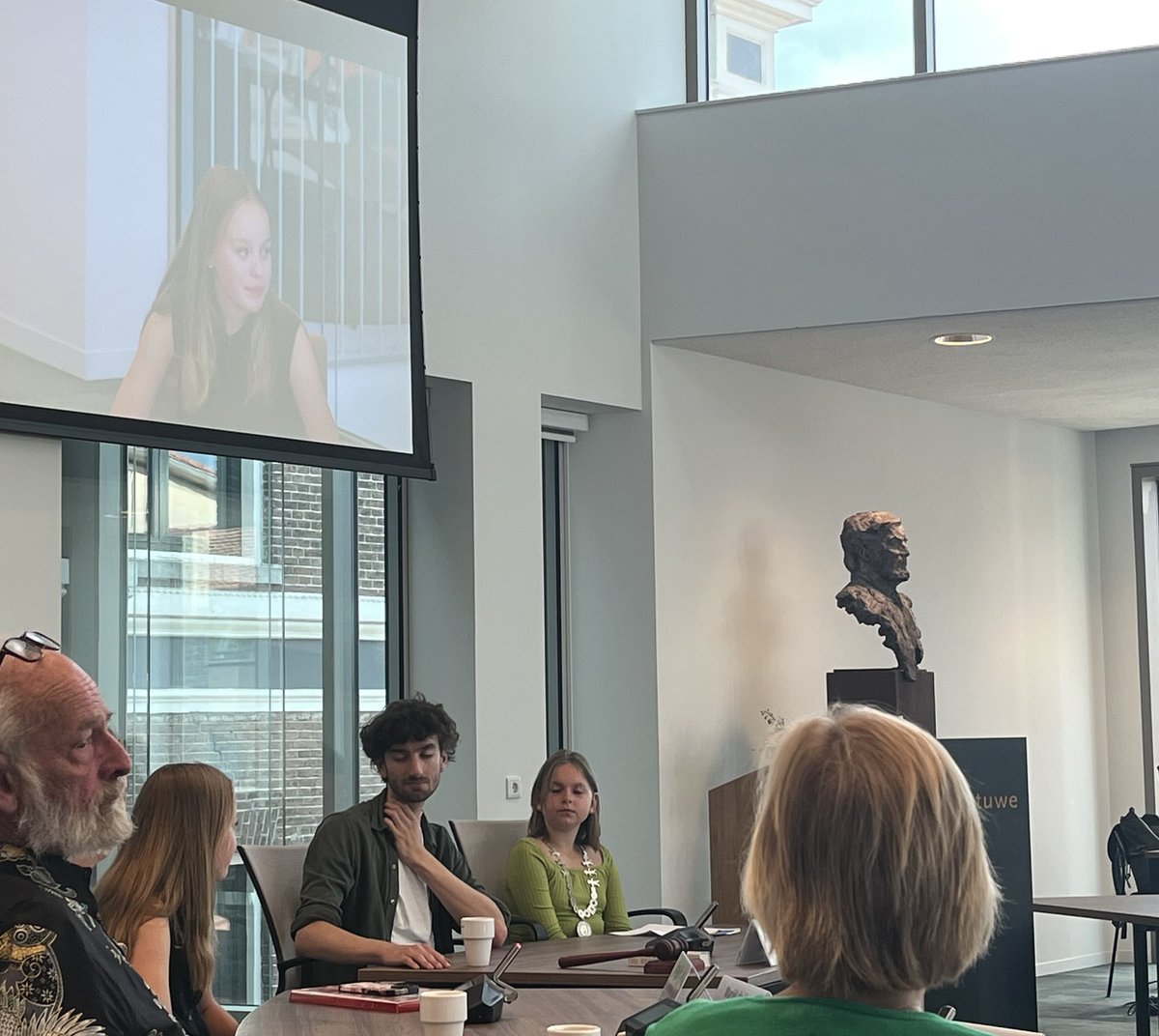 Vanavond voorafgaand aan de raadsvergadering <a href="/Gem_Overbetuwe/">Gemeente Overbetuwe</a> de kennismaking van de gemeenteraad met onze nieuwe #kinderburgemeester Benthe en het afscheid van de vorige kinderburgemeester Bente.