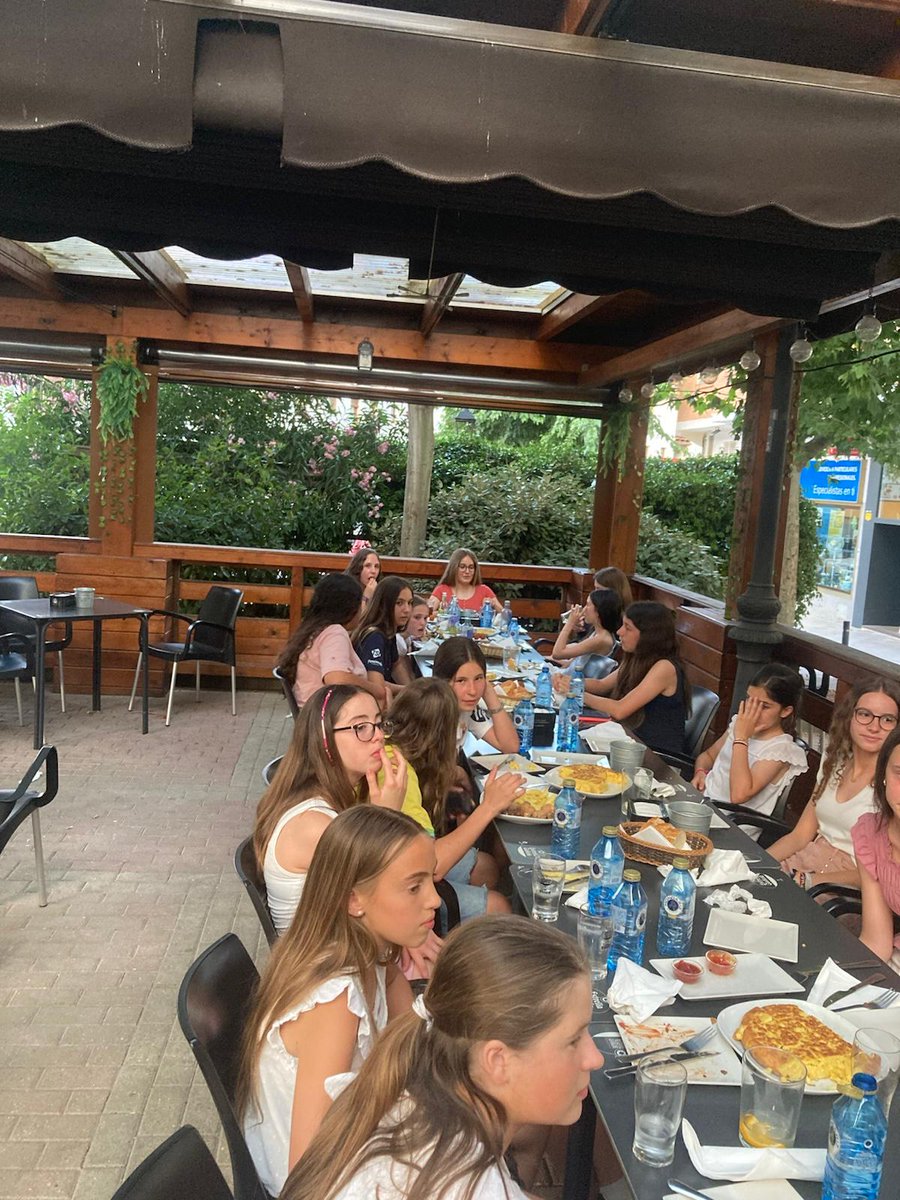 Nuestras chicas del Cadete Femenino y del Infantil Femenino han disfrutado juntas de una merienda cortesía del club.

Nuestra apuesta por el fútbol femenino sigue muy firme.

#ElFinalFeliz ☺️🔚