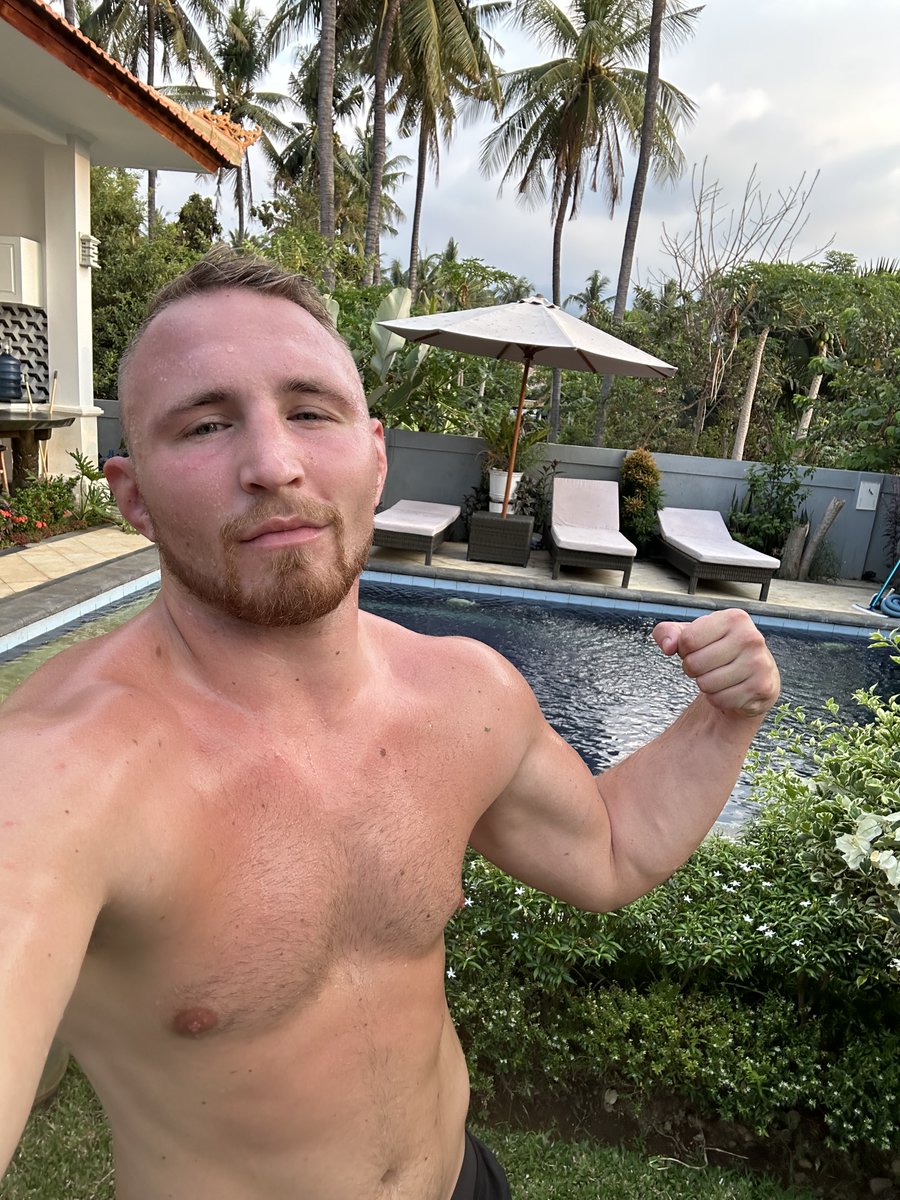 Sé que eres débil.
Tú sabes que yo soy fuerte.
Ambos sabemos lo que eso significa.
Yo controlo todo lo que tienes y a ti.
Dale like y retuitea este post si tengo razón.