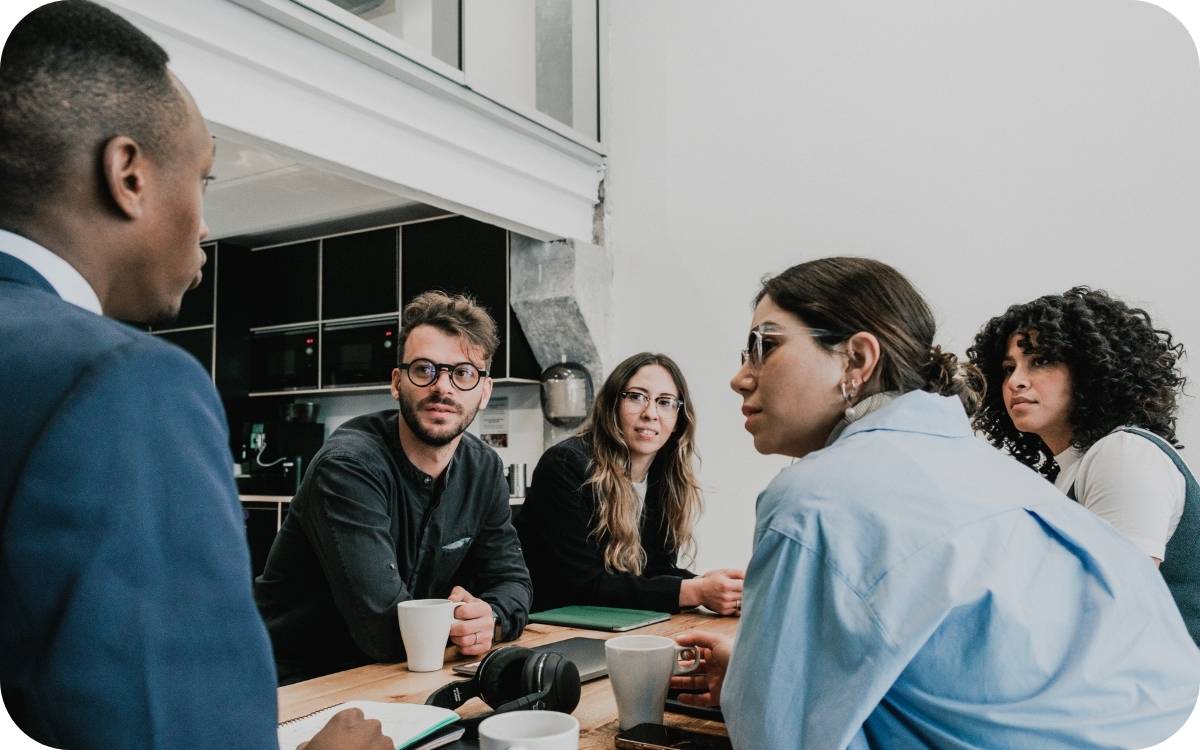 ForceVTech's tweet image. Should you go fully remote or offer a hybrid schedule? 🤔

Here’s how we help clients decide:
Is the role collaborative?
Can your tools support async comms?
Are you willing to lose candidates outside your region?

Use your answers to shape your hiring plan. #hiringstrategies