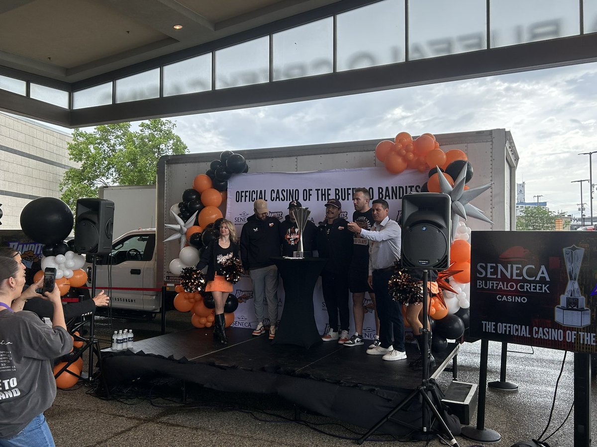 The Back-to-Back-to-Back title tour doesn’t end! 

Chase Fraser, Chris Cloutier, Tehoka Nanticoke and Zack Belter on hand here at Seneca Buffalo Creek Casino doing a meet and greet with fans with the NLL Cup 

#Bandits