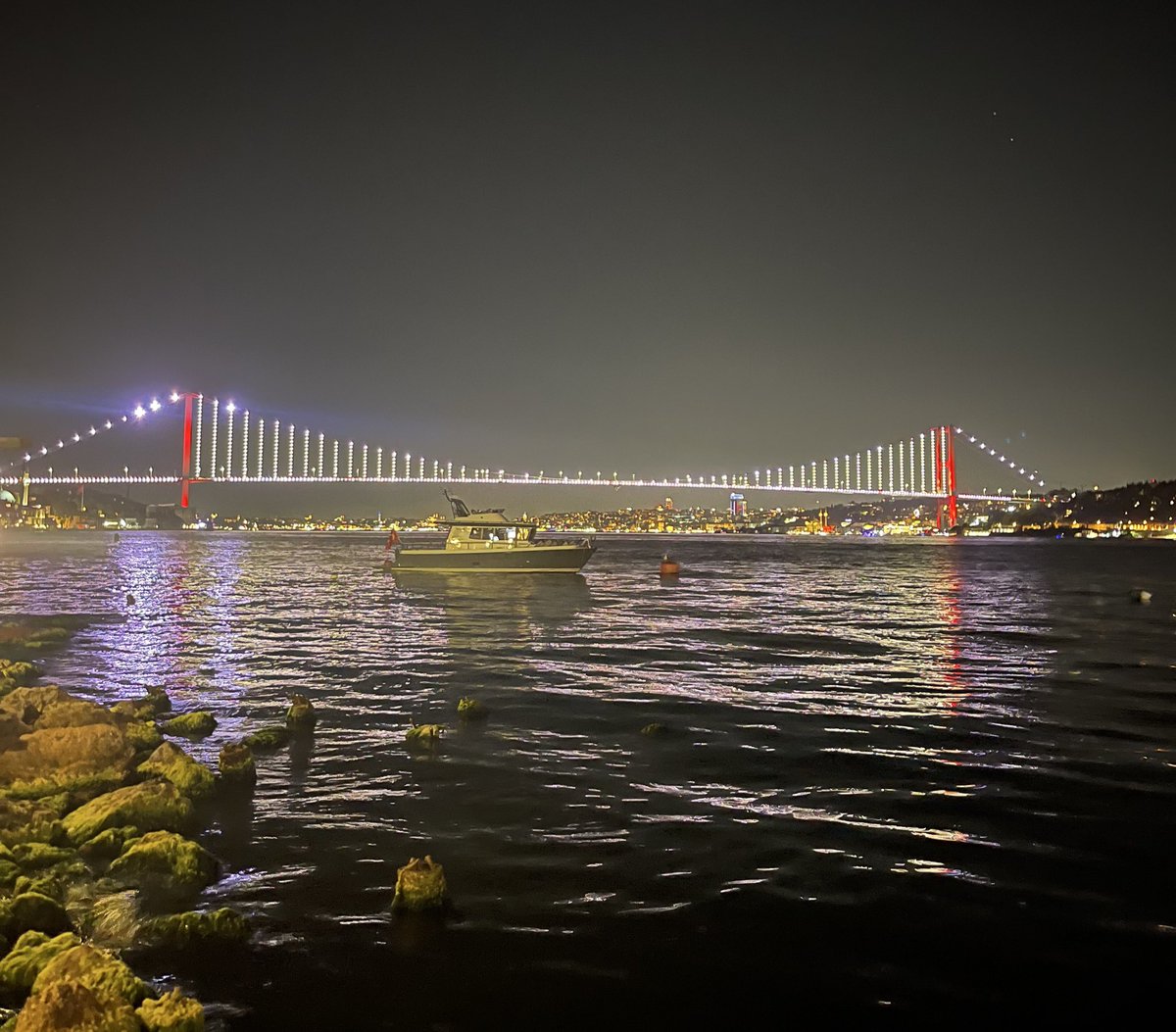 Hakan Gülerce (@hakangulerce) on Twitter photo Bir gün daha sona eriyor. Boğazın şu güzel manzarasında sayılı günlerimden bir gün daha maziye gönderiyorum. Mumun alevi sönüyor, İstanbul’un yalanı bitiyor yine. Aklımda şu soru: Acaba bugün yeryüzünde kısık da olsa bir hoş sada bırakabildim mi? Bir gün daha sona eriyor. Boğazın şu güzel manzarasında sayılı günlerimden bir gün daha maziye gönderiyorum. Mumun alevi sönüyor, İstanbul’un yalanı bitiyor yine. Aklımda şu soru: Acaba bugün yeryüzünde kısık da olsa bir hoş sada bırakabildim mi?