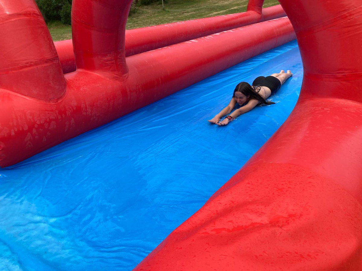 Cuarto día da excursión de 4°ESO. 
Pasamos a mañá no Parque Vimeiro Aventura onde fixemos varias actividades (tirolina, tiro con arco, tobogán de auga, arborismo) e pola tarde paseamos por Ericeira e gozamos da piscina e das actividades do hotel. Un día moi completo e entretido.